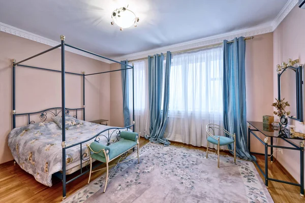Diseño de interiores hermoso dormitorio en casa de lujo . — Foto de Stock