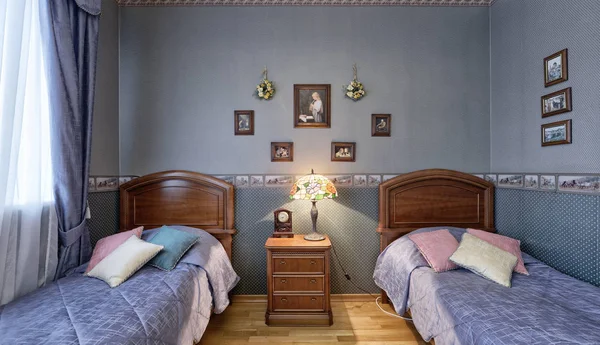 Дизайн интерьера красивая спальня в роскошном доме . — стоковое фото