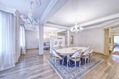 lüks bir evde büyük yemek masası.