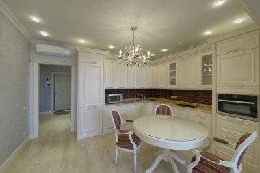 İç tasarım, modern mutfak yeni evinde.