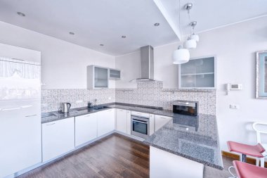 İç tasarım, modern mutfak yeni evinde.