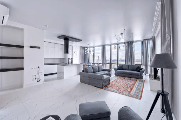 Interiér obývací pokoj v moderním domě. — Stock fotografie