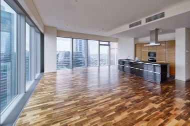 Panoramik pencerelere ile yeni bir lüks evde modern iç.