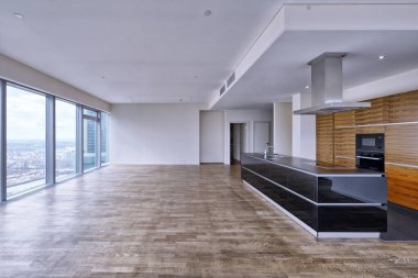 Panoramik pencerelere ile yeni bir lüks evde modern iç.