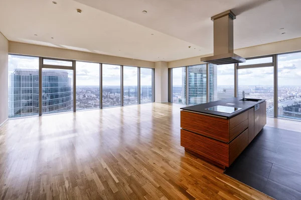 Interior moderno em uma nova casa de luxo com janelas panorâmicas . — Fotografia de Stock
