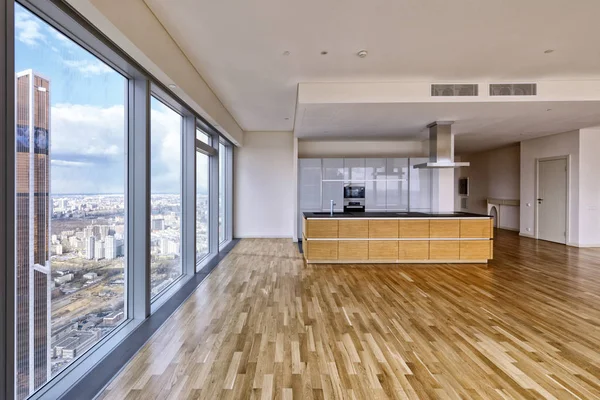 Interior moderno em uma nova casa de luxo com janelas panorâmicas . — Fotografia de Stock