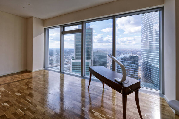 Современный интерьер в новом роскошном доме с панорамными окнами
.