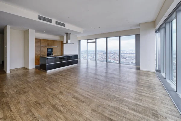 Panoramik pencerelere ile yeni bir lüks evde modern iç.