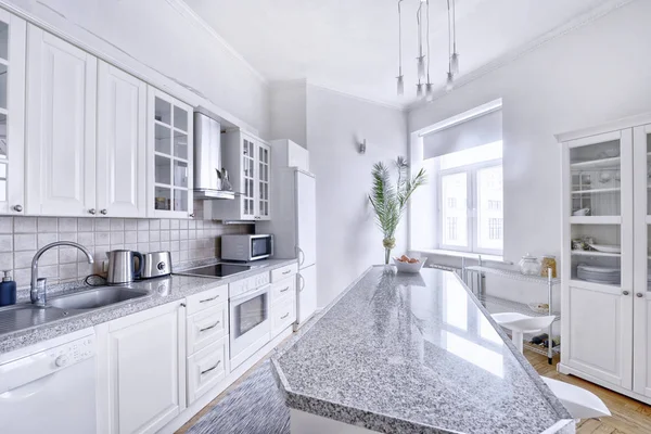 Moderní design bílé kuchyně v prostorném apartmá. — Stock fotografie