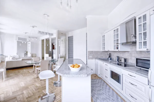 Μοντέρνος σχεδιασμός λευκό κουζίνα σε ένα ευρύχωρο διαμέρισμα. — Φωτογραφία Αρχείου