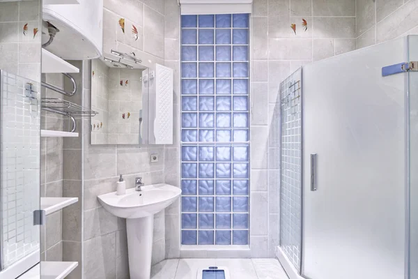 Moderne Einrichtung des Badezimmers im neuen Haus. — Stockfoto