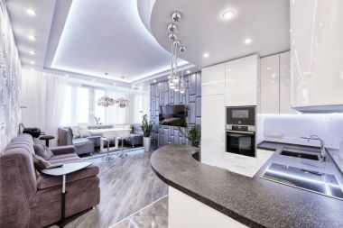 Gri ve beyaz tonlarda lüks bir daire içinde beyaz parlak mutfak modern tasarım iç odası.