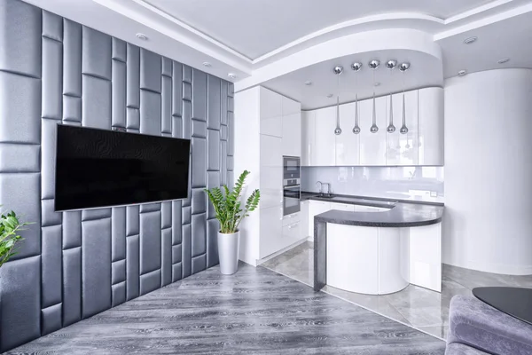Quarto interior de design moderno com cozinha branca brilhante em um apartamento de luxo em tons de cinza e branco . — Fotografia de Stock