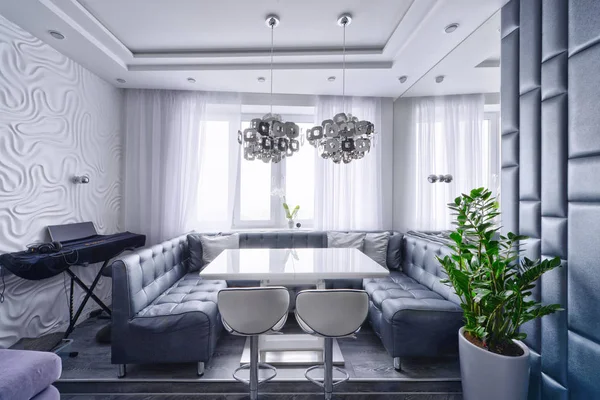 Design moderne intérieur du salon dans un appartement de luxe dans les tons gris et blanc . — Photo