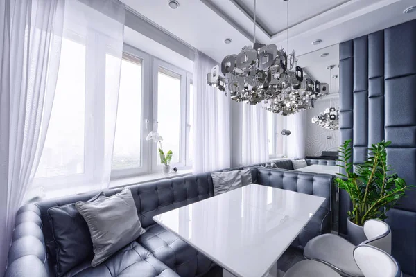 Design moderne intérieur du salon dans un appartement de luxe dans les tons gris et blanc . — Photo