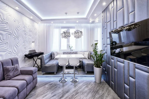 Moderní designový interiér obývacího pokoje v luxusním bytě v šedých a bílých tónů. — Stock fotografie