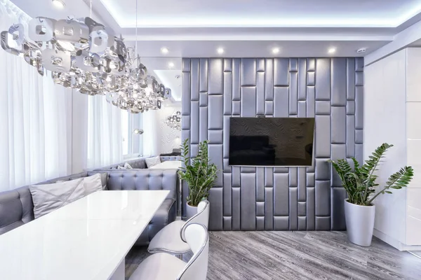 Moderní designový interiér obývacího pokoje v luxusním bytě v šedých a bílých tónů. — Stock fotografie