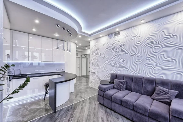 Habitación interior de diseño moderno con cocina de brillo blanco en un apartamento de lujo en tonos grises y blancos . —  Fotos de Stock