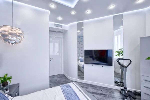 Modern design sovrum inredning i grå och blå toner i en lyxig lägenhet. — Stockfoto