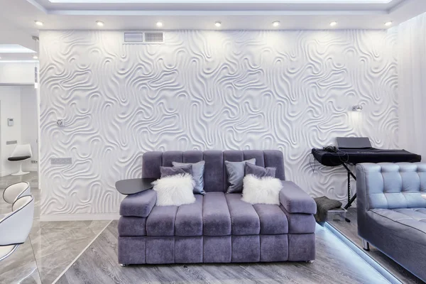 Design moderne intérieur du salon dans un appartement de luxe dans les tons gris et blanc . — Photo