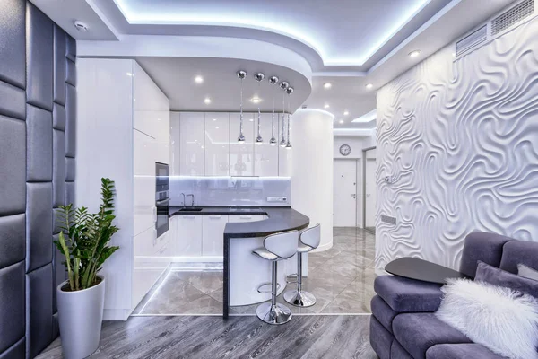 现代设计白色厨房在一个宽敞的公寓. — 图库照片