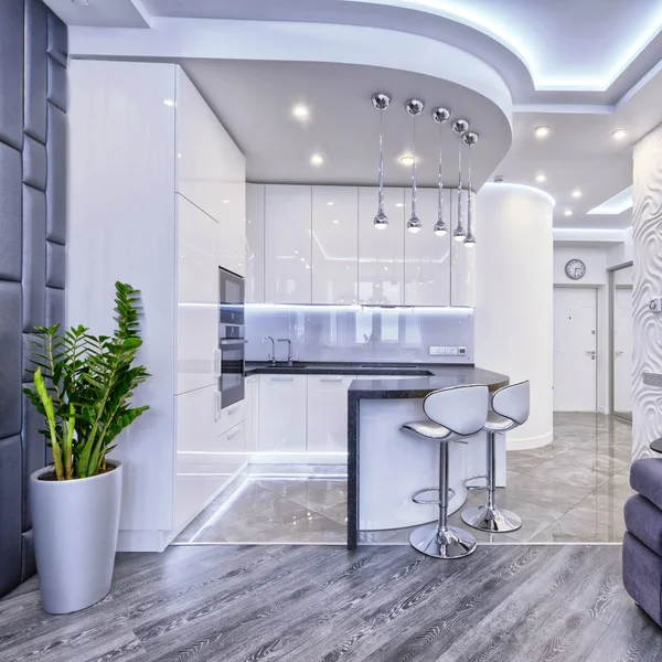 Современный дизайн белой кухни в просторной квартире . — стоковое фото