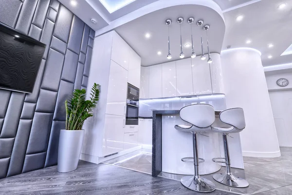 Design moderno cozinha branca em um apartamento espaçoso . — Fotografia de Stock