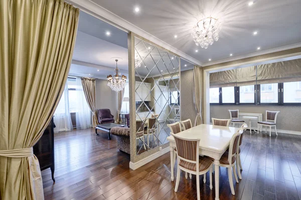 Grande table à manger dans une maison de luxe . — Photo