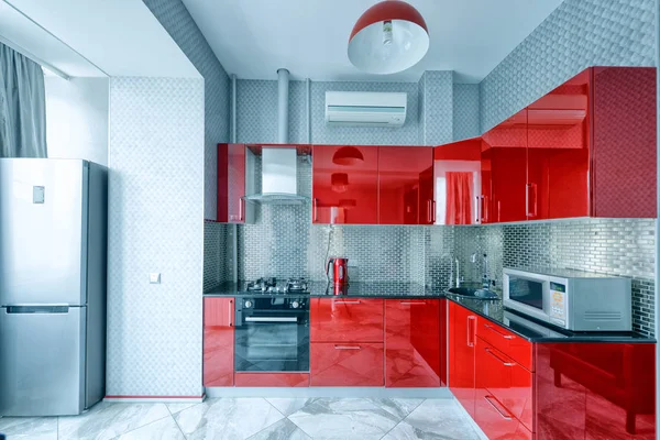 Červené kuchyně interiérů bytů. — Stock fotografie