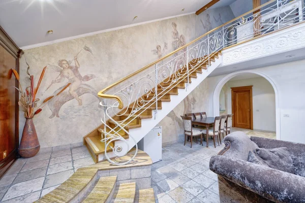 Diseño de escaleras en una casa rica . — Foto de Stock