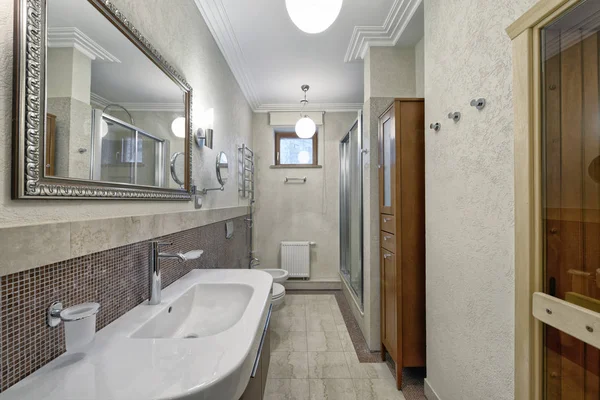 Het interieur van de badkamer. — Stockfoto