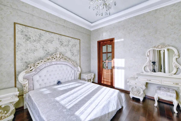 Elegante Dormitorio Interior Con Cama Doble — Foto de Stock