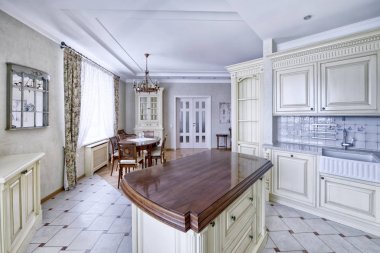 Modern tasarım beyaz mutfak geniş bir daire içinde.