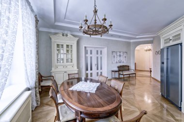 Modern tasarım beyaz mutfak geniş bir daire içinde.