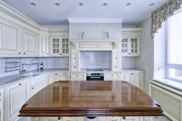 现代设计白色厨房在一个宽敞的公寓 — 图库照片