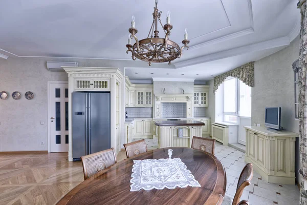 现代设计白色厨房在一个宽敞的公寓 — 图库照片