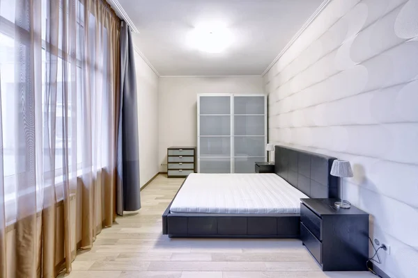 现代内部的新房子里的一间卧室 — 图库照片