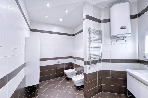 现代室内的新房子里的浴室 — 图库照片