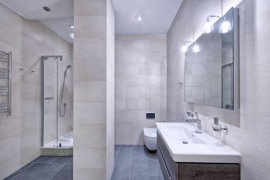 Yeni ev banyo modern iç.