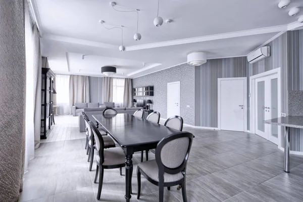 现代设计室内的灰色和白色的色调的豪华公寓客厅 — 图库照片