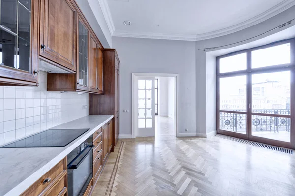 Die Küche Ist Aus Massivholz Klassischen Stil Einem Modernen Haus — Stockfoto