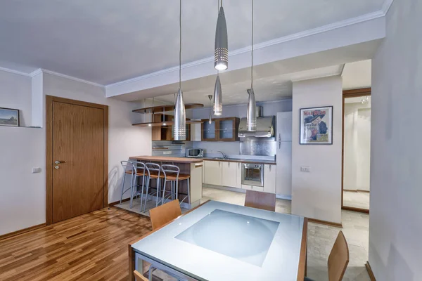 Moderne Design Weiße Küche Einer Geräumigen Wohnung — Stockfoto