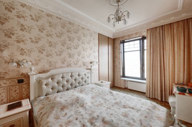 Yeni evinde bir yatak odası, modern iç.