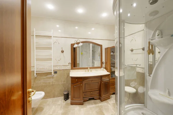 现代室内的新房子里的浴室 — 图库照片