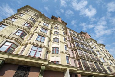 Modern apartman dış mimarisi.