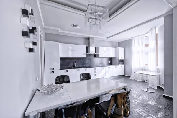 Interior Design Moderno Com Cozinha Branca Brilhante — Fotografia de Stock