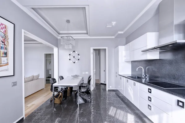 Interior Design Moderno Com Cozinha Branca Brilhante — Fotografia de Stock