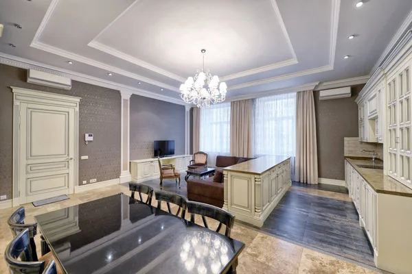 现代设计室内与白色厨房在豪华公寓的灰色和白色色调的房间 免版税图库照片