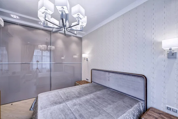 灰色のトーンで豪華なアパートメントで モダンなデザインの寝室のインテリア — ストック写真