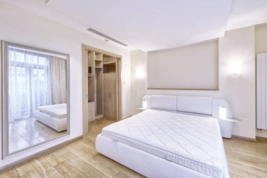 Yeni evinde bir yatak odası, modern iç.